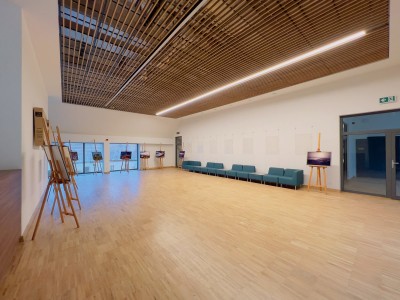 Przebudowa budynku Małej Stajni pod nowe centrum edukacyjne z salą multimedialną