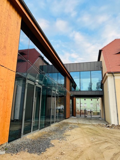 Przebudowa budynku Małej Stajni pod nowe centrum edukacyjne z salą multimedialną