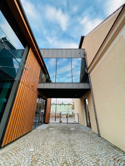 Przebudowa budynku Małej Stajni pod nowe centrum edukacyjne z salą multimedialną