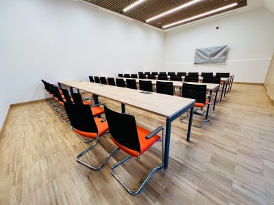 Przebudowa budynku Małej Stajni pod nowe centrum edukacyjne z salą multimedialną